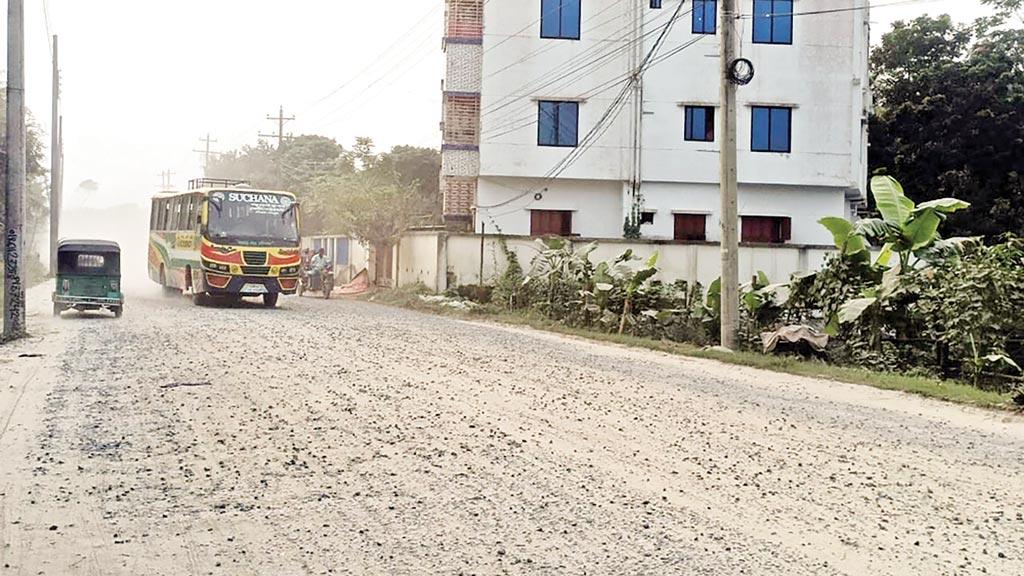 নোয়াখালীর ৩ সড়ক: সংস্কারকাজে ধীর গতি, জনদুর্ভোগ চরমে