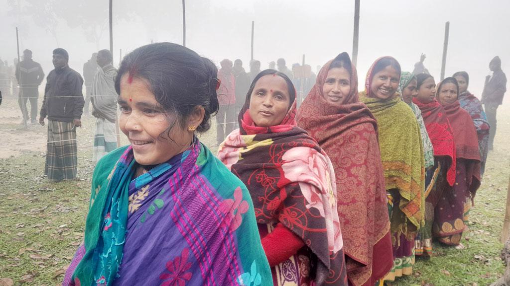 ভোট দেওয়া শেষ হলেও সাংবাদিক দেখে দাঁড় করানো হলো লাইনে