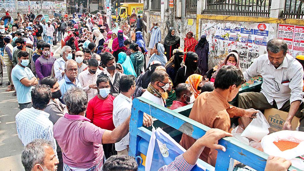 রোববার থেকে টিসিবির ট্রাকে হাজার টাকার নিত্যপণ্য মিলবে ৬১০ টাকায়