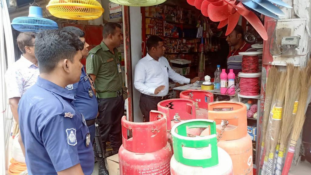 কেশবপুরে অতিরিক্ত দামে গ্যাস সিলিন্ডার বিক্রি করায় জরিমানা