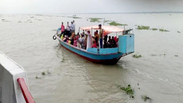 রায়েন্দা-মাছুয়া খেয়া পারাপারে নেওয়া হচ্ছে সরকার নির্ধারিত ভাড়া, খুশি যাত্রীরা