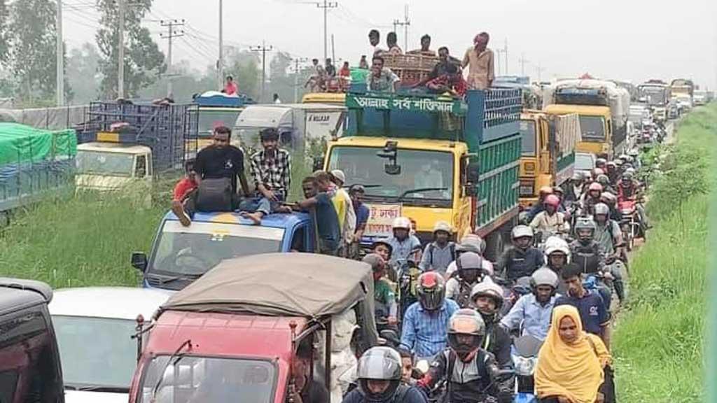 ঢাকা-বঙ্গবন্ধু সেতু মহাসড়কে ট্রাক উল্টে ১০ কিলোমিটার যানজট