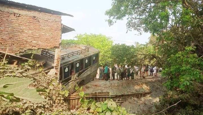 বোরহানউদ্দিনে নিয়ন্ত্রণ হারানো বাসের চাপায় পথচারীর মৃত্যু