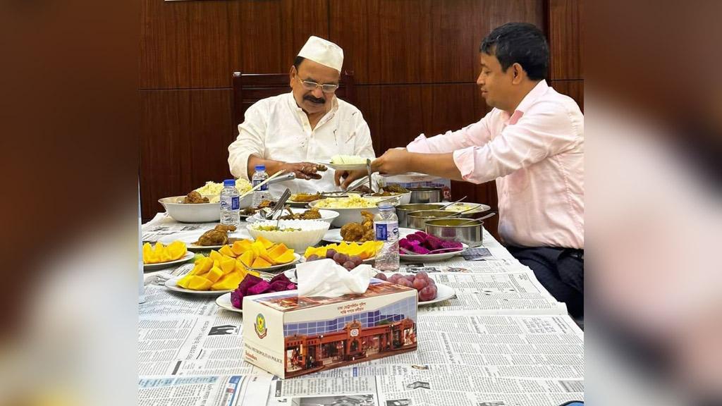 লাঠিপেটায় আহত গয়েশ্বরকে সোনারগাঁও থেকে খাবার এনে বেড়ে খাওয়ালেন ডিবির হারুন