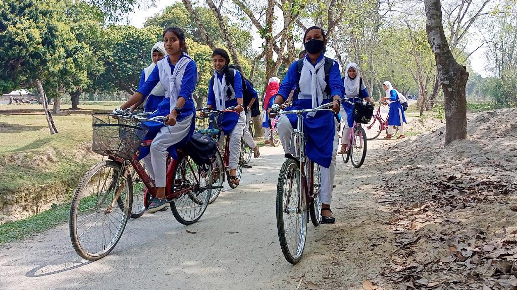 দল বেঁধে সাইকেল চালিয়ে স্কুল-কলেজে যাচ্ছে তেঁতুলিয়ার মেয়েরা