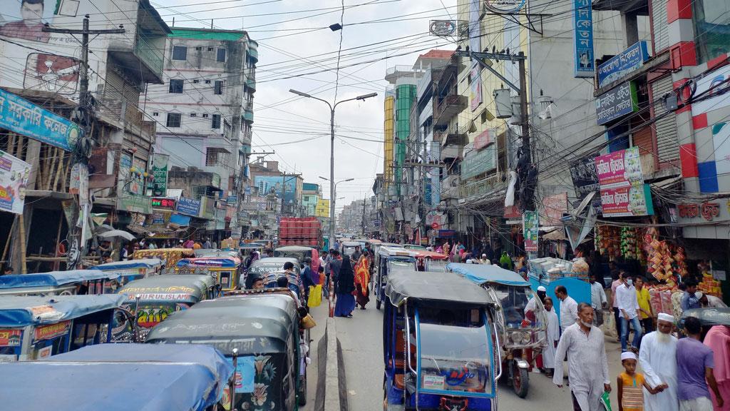 হাজীগঞ্জে যানজট নিয়ন্ত্রণে হিমশিম ট্রাফিক পুলিশ