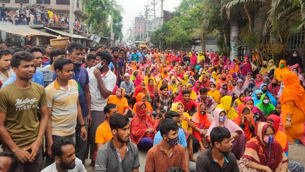 শ্রীপুরে বকেয়া বেতনের দাবিতে শ্রমিকদের সড়ক অবরোধ, দুপাশে দীর্ঘ যানজট