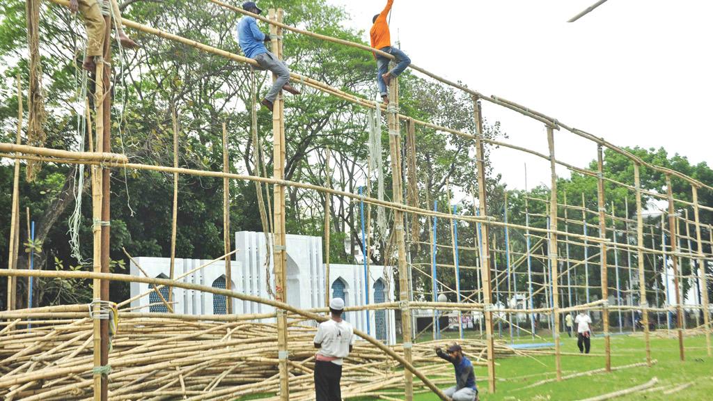 ঈদের জামাতের জন্য প্রস্তুত হচ্ছে ময়দান