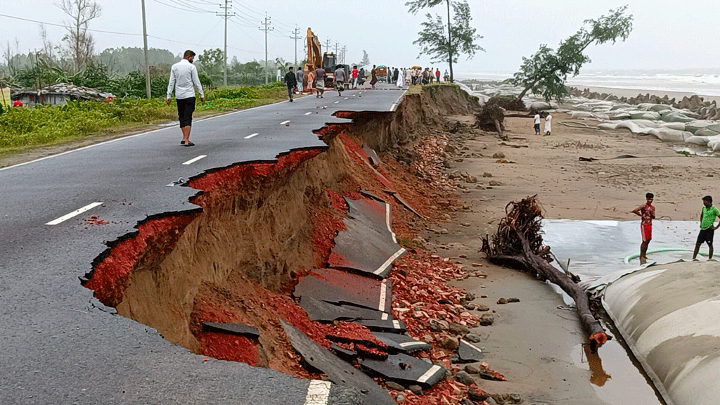 কক্সবাজার মেরিন ড্রাইভ সড়কে তীব্র ভাঙন, মেরামত শুরু 