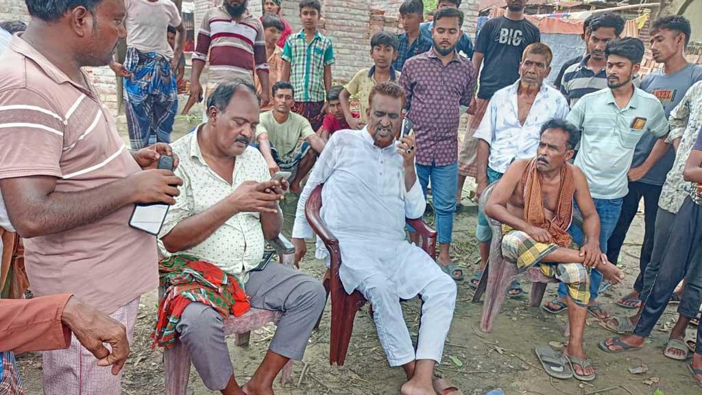 সমর্থককে ‘ছুরিকাঘাত’, রক্তমাখা কাপড় নিয়ে বসে আছেন প্রার্থী