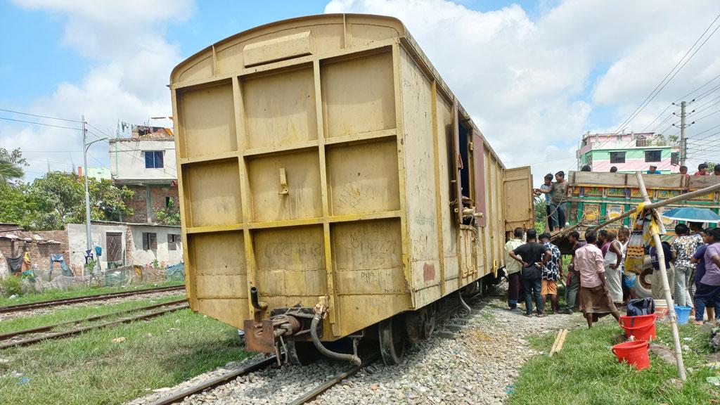 ১৬টি গরুসহ আটকা ক্যাটল স্পেশাল ট্রেনের এক বগি