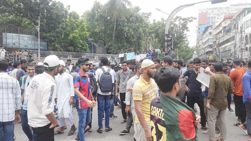 সায়েন্স ল্যাব মোড়ে ‘বাংলা ব্লকেড’ শিক্ষার্থীদের, যান চলাচল বন্ধ 