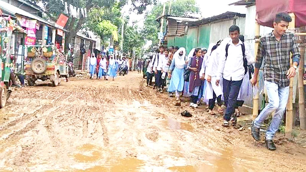 শ্রীপুরের বেহাল ৩ সড়কে সীমাহীন দুর্ভোগে মানুষ