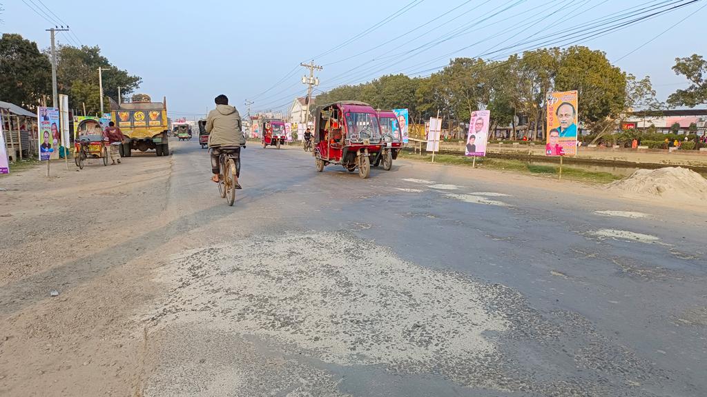 খানাখন্দে পিচ ঢেলে সংস্কার!