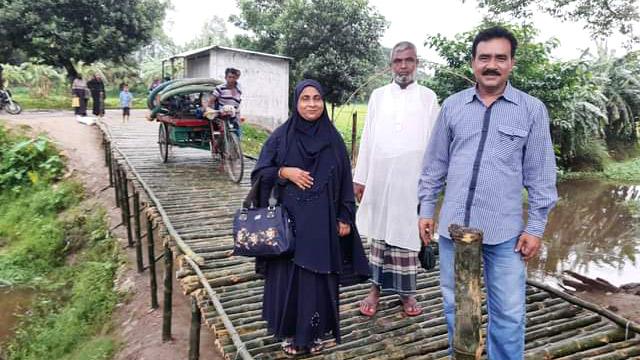 সেতুর জায়গায় বাঁশের সাঁকো এলাকাবাসীর স্বস্তি