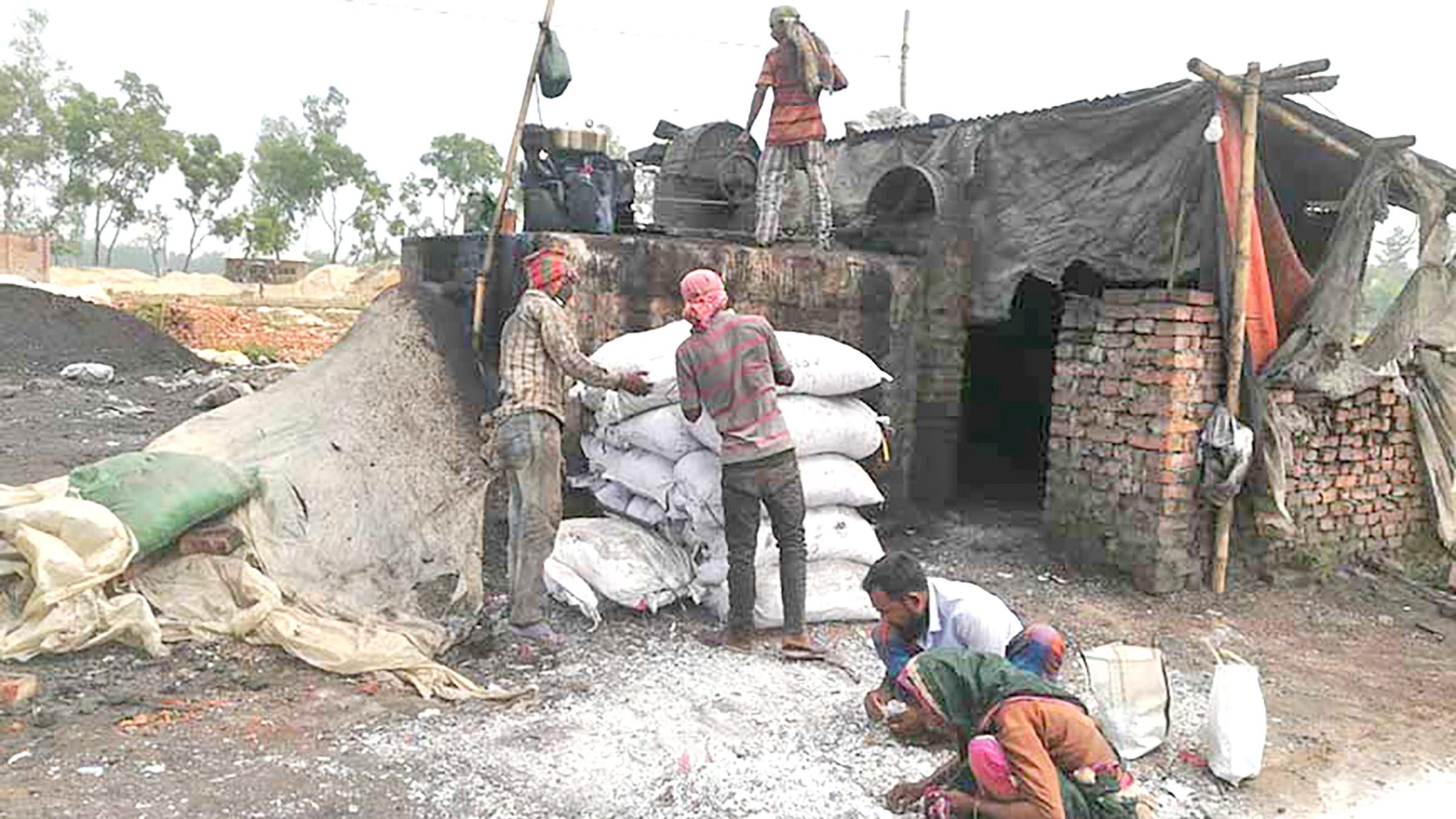 ইটভাটায় পুড়ছে ক্ষতিকর টায়ারের ছাই, শ্বাসকষ্ট