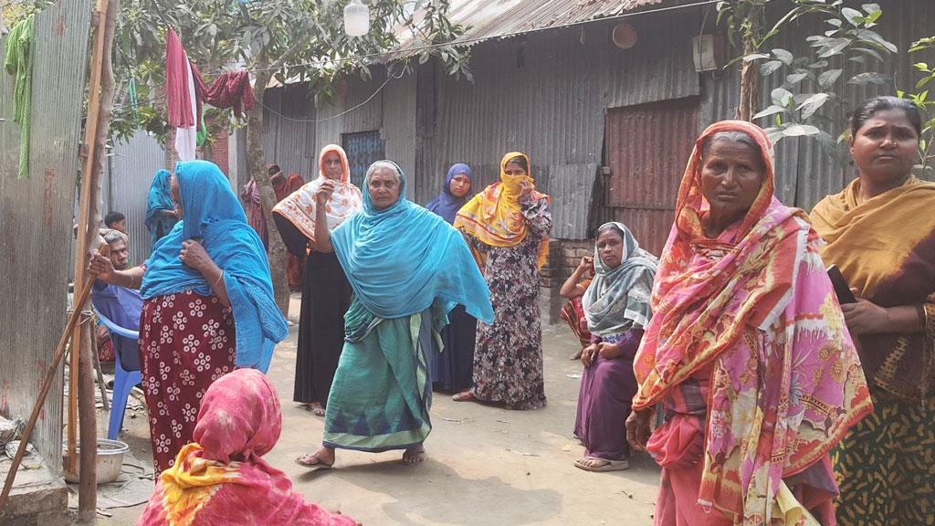 শাবল দিয়ে স্বামীর চোখ উপড়ে নেওয়ার অভিযোগে স্ত্রী আটক