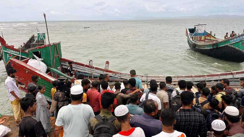 সেন্ট মার্টিন থেকে বিকল্প পথে ফিরেছে দুই শতাধিক মানুষ