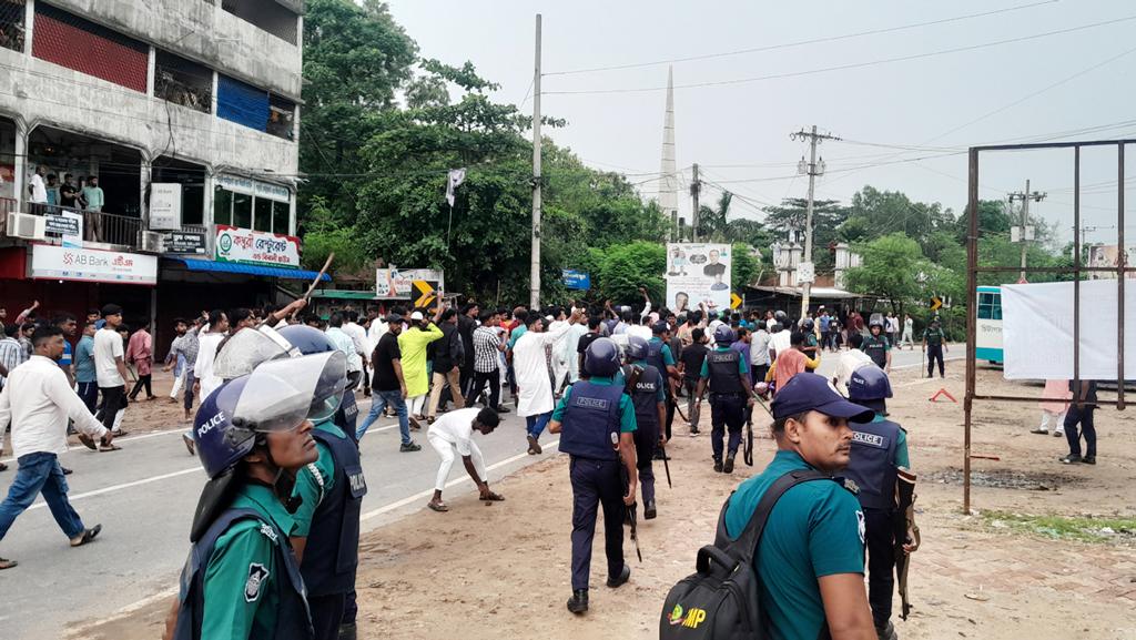 বাজেটের আনন্দ মিছিলে বর্তমান ও সাবেক মন্ত্রীর সমর্থকদের সংঘর্ষ, পুলিশের ফাঁকা গুলি