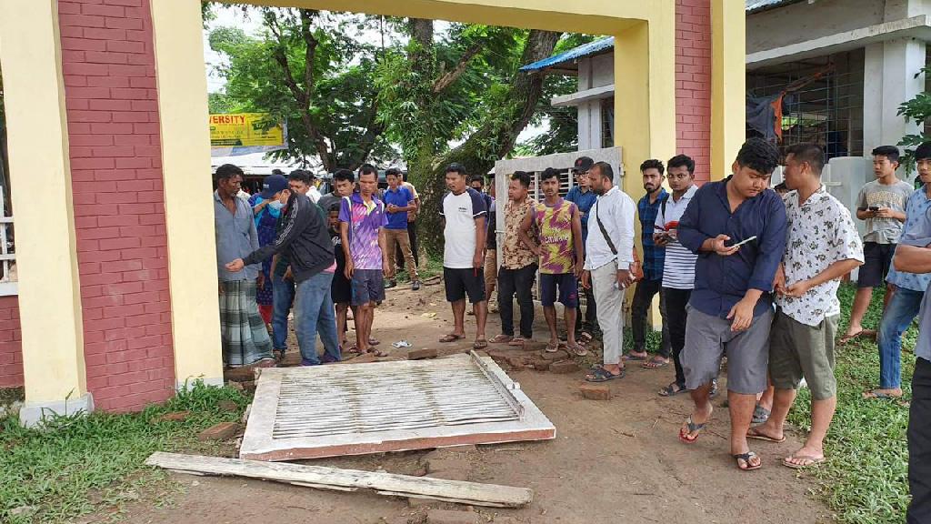 খাগড়াছড়িতে স্কুলের গেট ভেঙে স্কুল শিক্ষার্থীর মৃত্যু