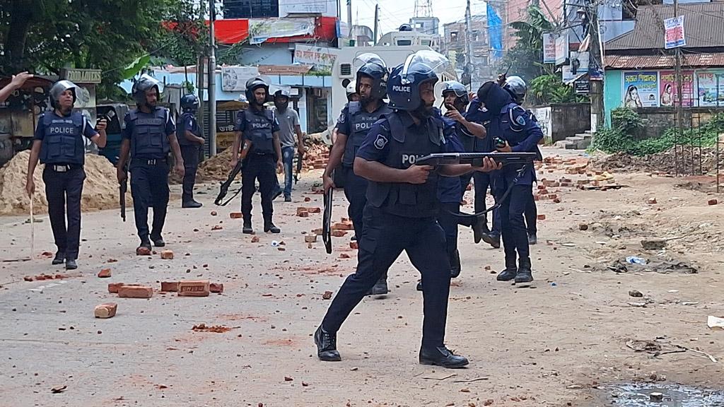 হবিগঞ্জে পুলিশ-শিক্ষার্থী সংঘর্ষে শহর রণক্ষেত্র, আহত শতাধিক