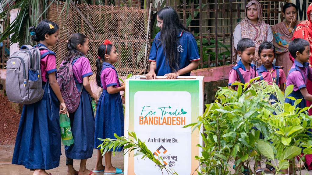 প্লাস্টিক বোতল নিয়ে গাছের চারা উপহার