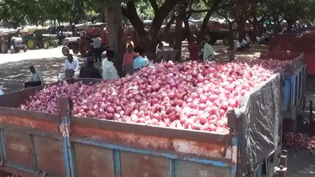 পেঁয়াজ রপ্তানিতে শুল্ক: বাজার বন্ধ করে ভারতের ব্যবসায়ীদের বিক্ষোভ