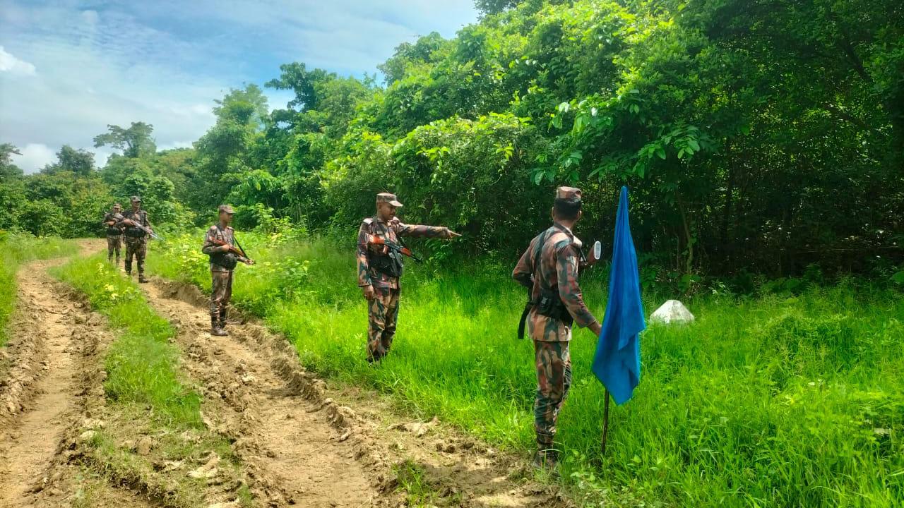 অবৈধভাবে সীমান্ত অতিক্রম ঠেকাতে কঠোর অবস্থানে বিজিবি 