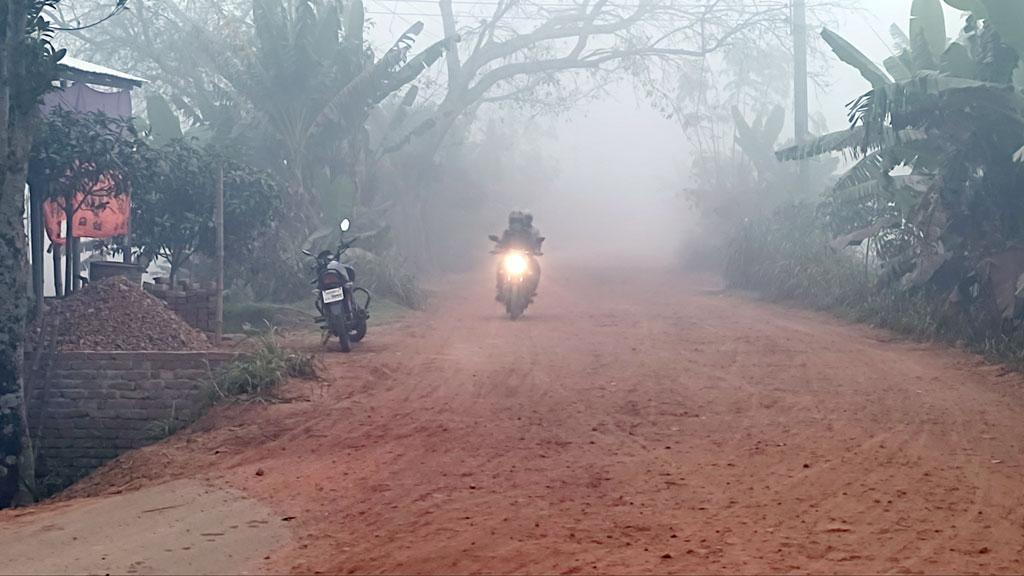 বালিয়াকান্দিতে ঘন কুয়াশা আর ঠান্ডায় বিপর্যস্ত স্বাভাবিক জনজীবন 