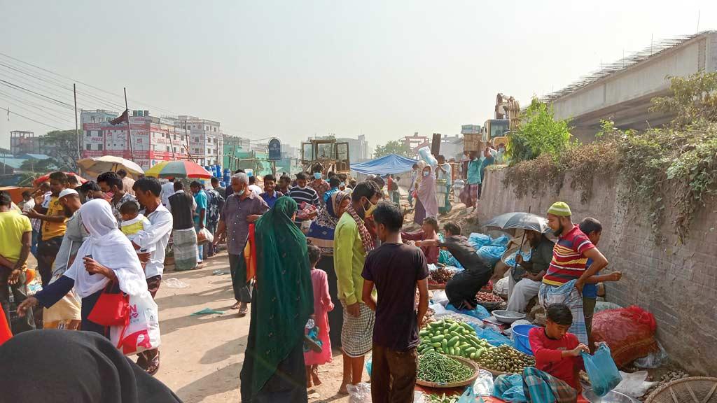 বন্ধ সেতুর প্রবেশমুখে বাজার