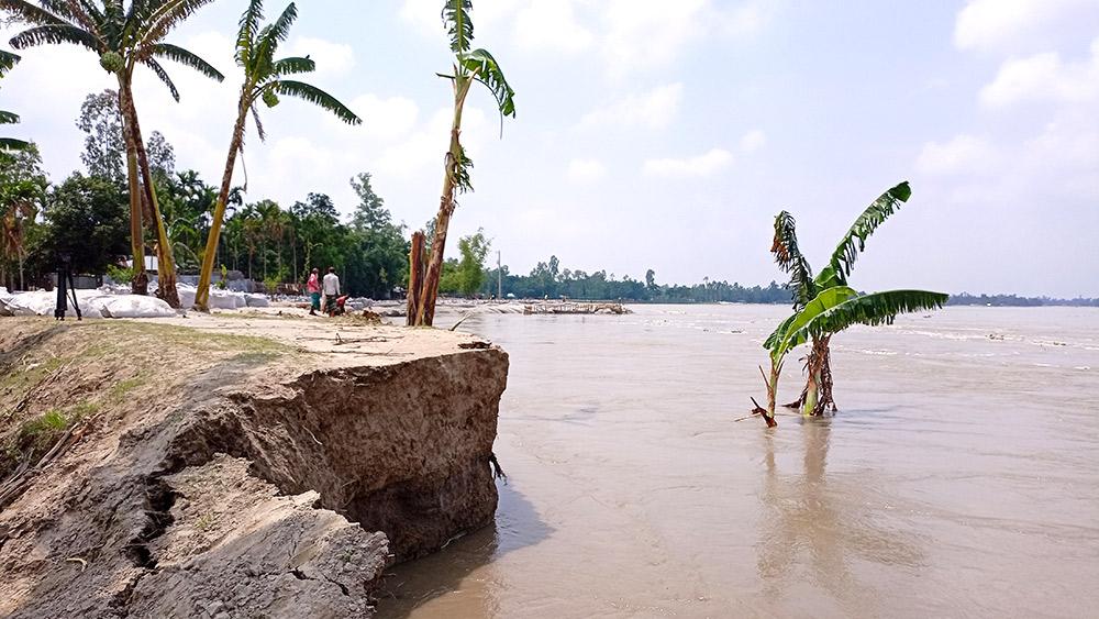 নিম্নাঞ্চলে পানি, নদীতীরে ভাঙন