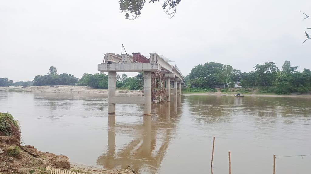 ৫ বছরেও সেতুর কাজ সম্পন্ন হয়নি, ভোগান্তিতে লক্ষাধিক মানুষ