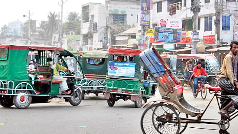 অবৈধ ইজিবাইকে বিশৃঙ্খল চলাচল