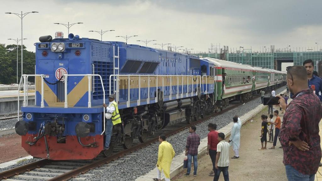 পদ্মা সেতুতে রেল চালু, একধাপ এগোল চীনের ‘বেল্ট অ্যান্ড রোড’