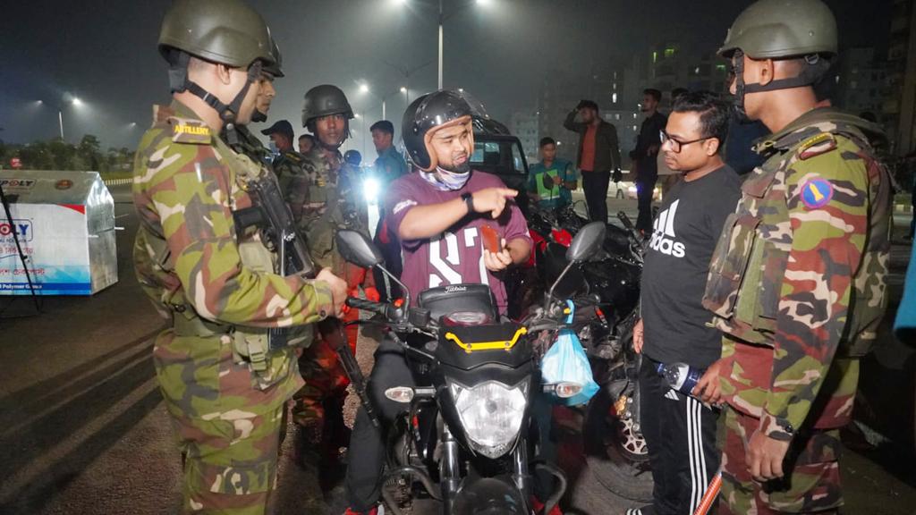 রাজধানীর ৩০০ ফিট সড়কে আবারও যৌথ অভিযান, ১১৯ গাড়িকে জরিমানা