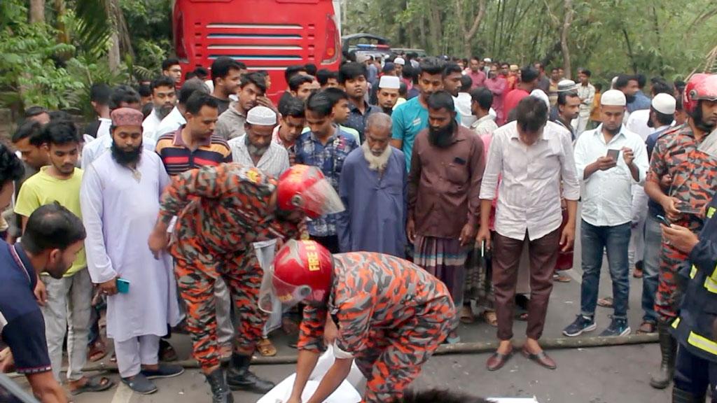 পিরোজপুরে বিয়েবাড়িতে যাওয়ার পথে বাসচাপায় নিহত ৩