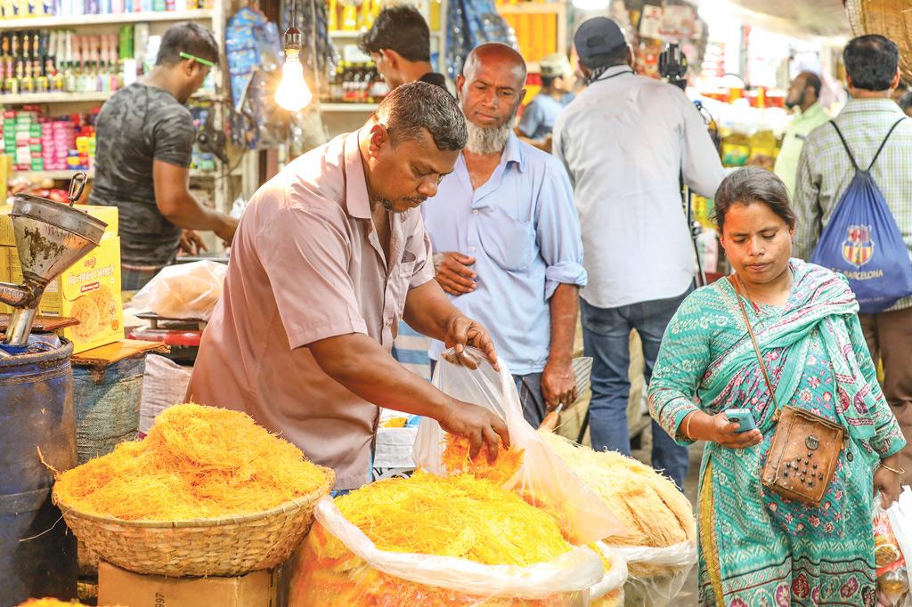 ঈদের বাজার সেমাই-মাংস-পেঁয়াজের দাপটে নাকাল ক্রেতা