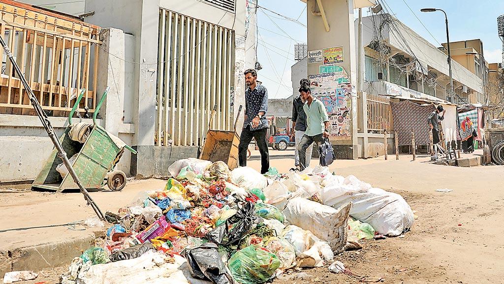 কমলাপুর স্টেডিয়াম: খেলা হলে পরিষ্কার, না হলে ভাগাড়