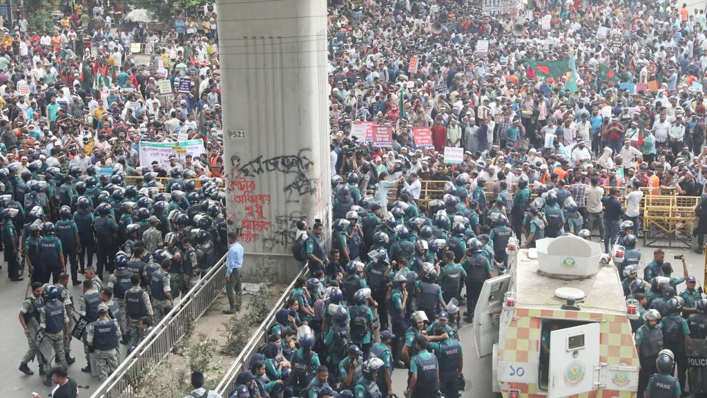 শাহবাগ ছাড়লেন আউটসোর্সিং কর্মীরা, প্রতিনিধিদল গেল যমুনায়