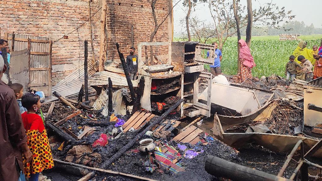 দিনাজপুরে আগুনে পুড়ল তিন পরিবারের সর্বস্ব