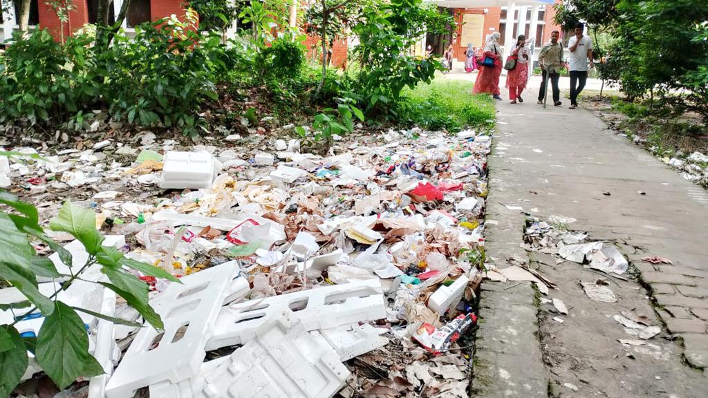 বেরোবি ক্যাম্পাসে যেখানে-সেখানে আবর্জনা