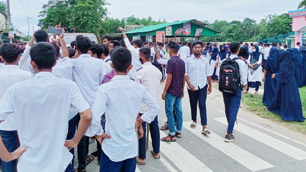 কুলাউড়ায় কলেজশিক্ষিকাকে মারধর, শিক্ষার্থীদের বিক্ষোভ