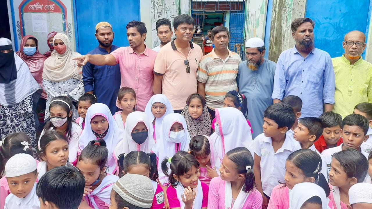 টিফিনের টাকা তুলে বন্যার্তদের দিল শিক্ষার্থীরা