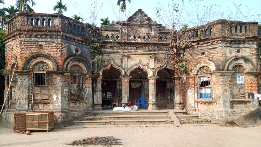 ধ্বংস হচ্ছে প্রাচীন নিদর্শন  বেদখল পাশের জমি