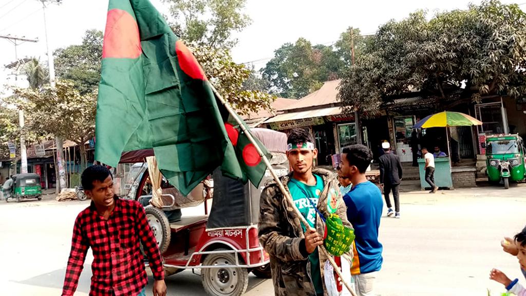 বিজয়ের মাসে পতাকা ফেরি চেতনা জাগায় মানুষের