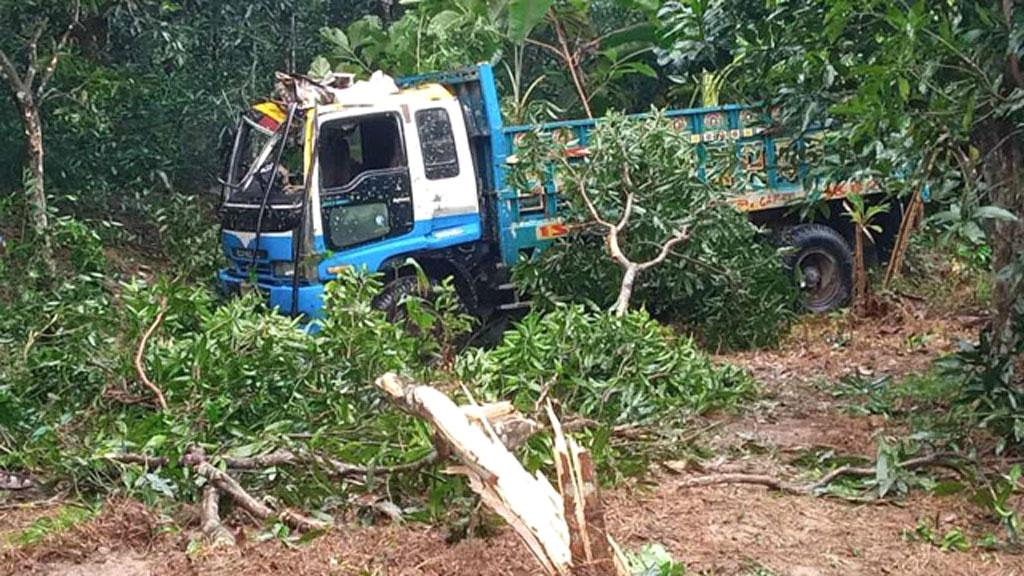 বান্দরবানে নিয়ন্ত্রণ হারিয়ে ট্রাক খাদে, বৃদ্ধ নিহত