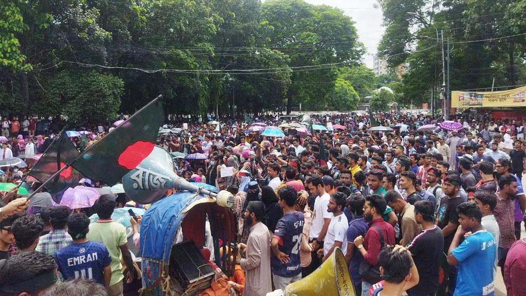 রাজু ভাস্কর্যের সামনে জড়ো হচ্ছেন কোটা সংস্কার আন্দোলনকারীরা