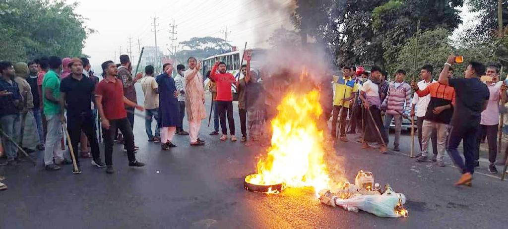 শ্রীপুরে মহাসড়কে টায়ার জ্বালিয়ে বিএনপির বিক্ষোভ