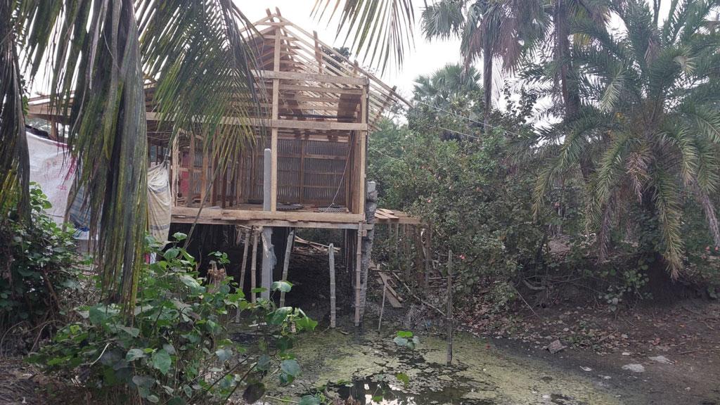 কুয়াকাটায় খালের ওপর ঘর নির্মাণ, পানি নিষ্কাশন বন্ধের আশঙ্কা 