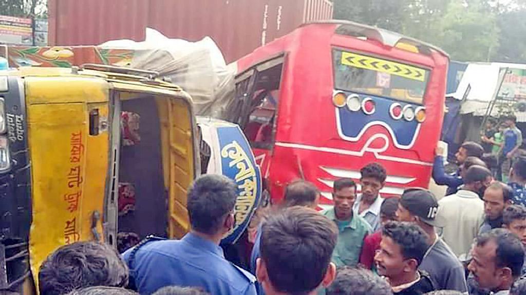 ইউটার্নের সময় মিনিবাসে ট্রাকের ধাক্কা, আহত ২০